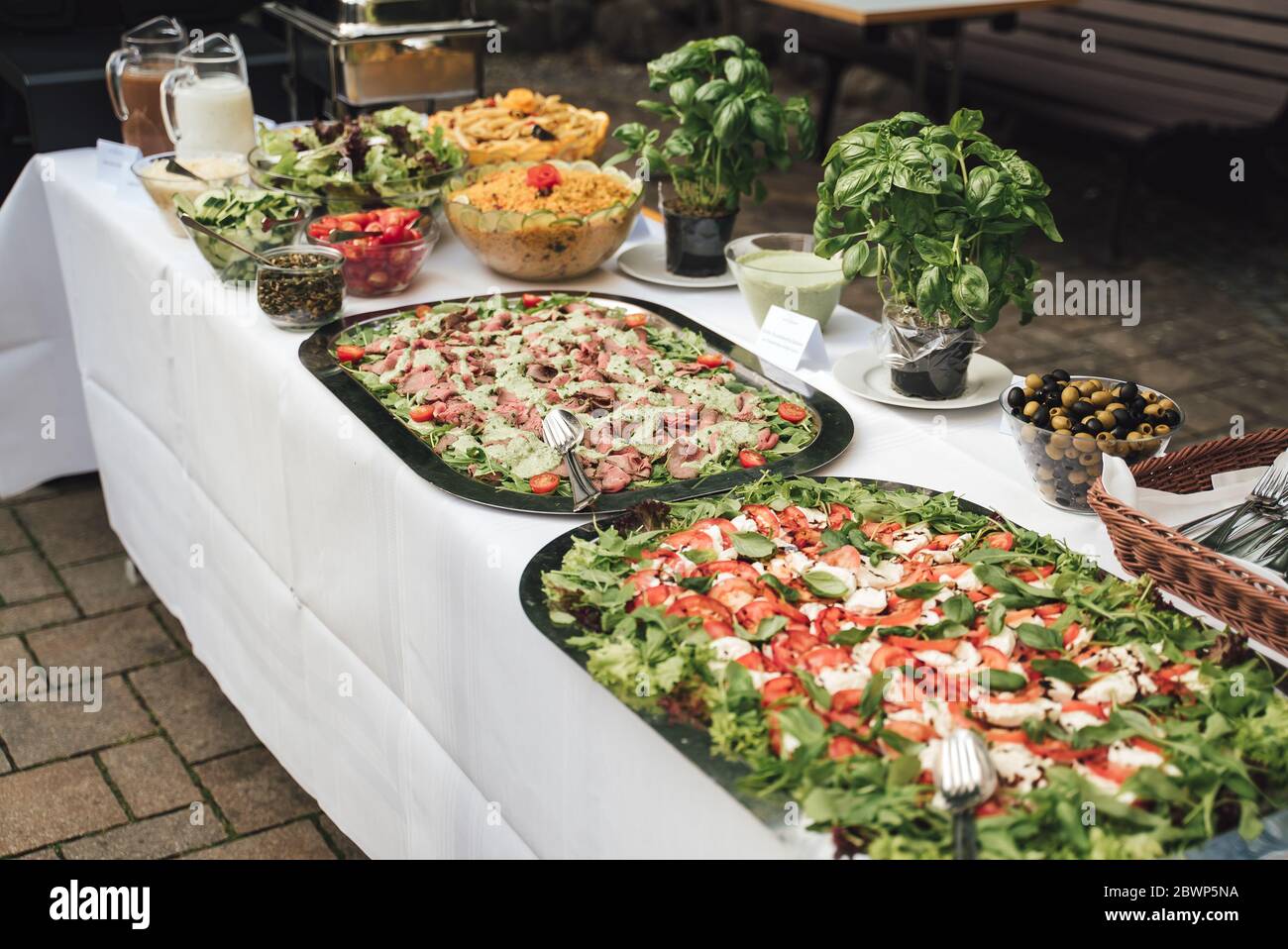 Table de buffet en libre-service avec divers en-cas de légumes et de viande. Concept de célébration, fête, anniversaire ou mariage. Banque D'Images