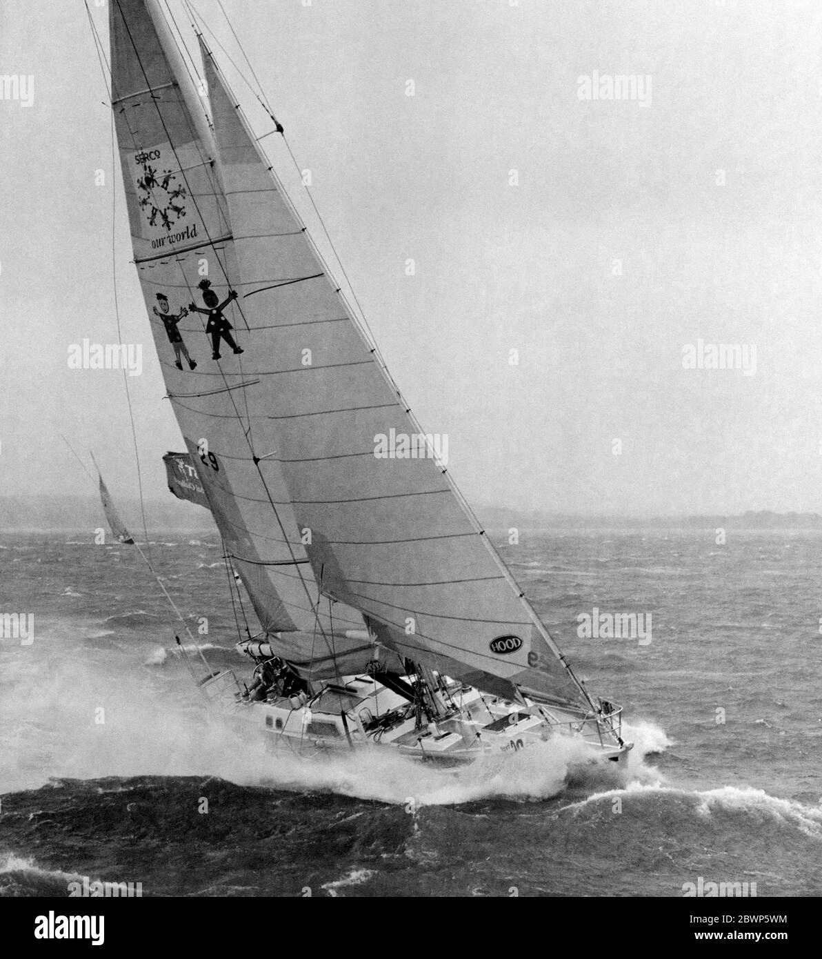 AJAXNETPHOTO. 1996. SOLENT, ANGLETERRE. - BT COURSE DÉFI GLOBAL - SAUVER LES ENFANTS BATAILLES PAR TEMPS LOURD AU DÉBUT DE LA COURSE DANS LE SOLENT. PHOTO:JONATHAN EASTLAND/AJAX. RÉF:962906 4 Banque D'Images