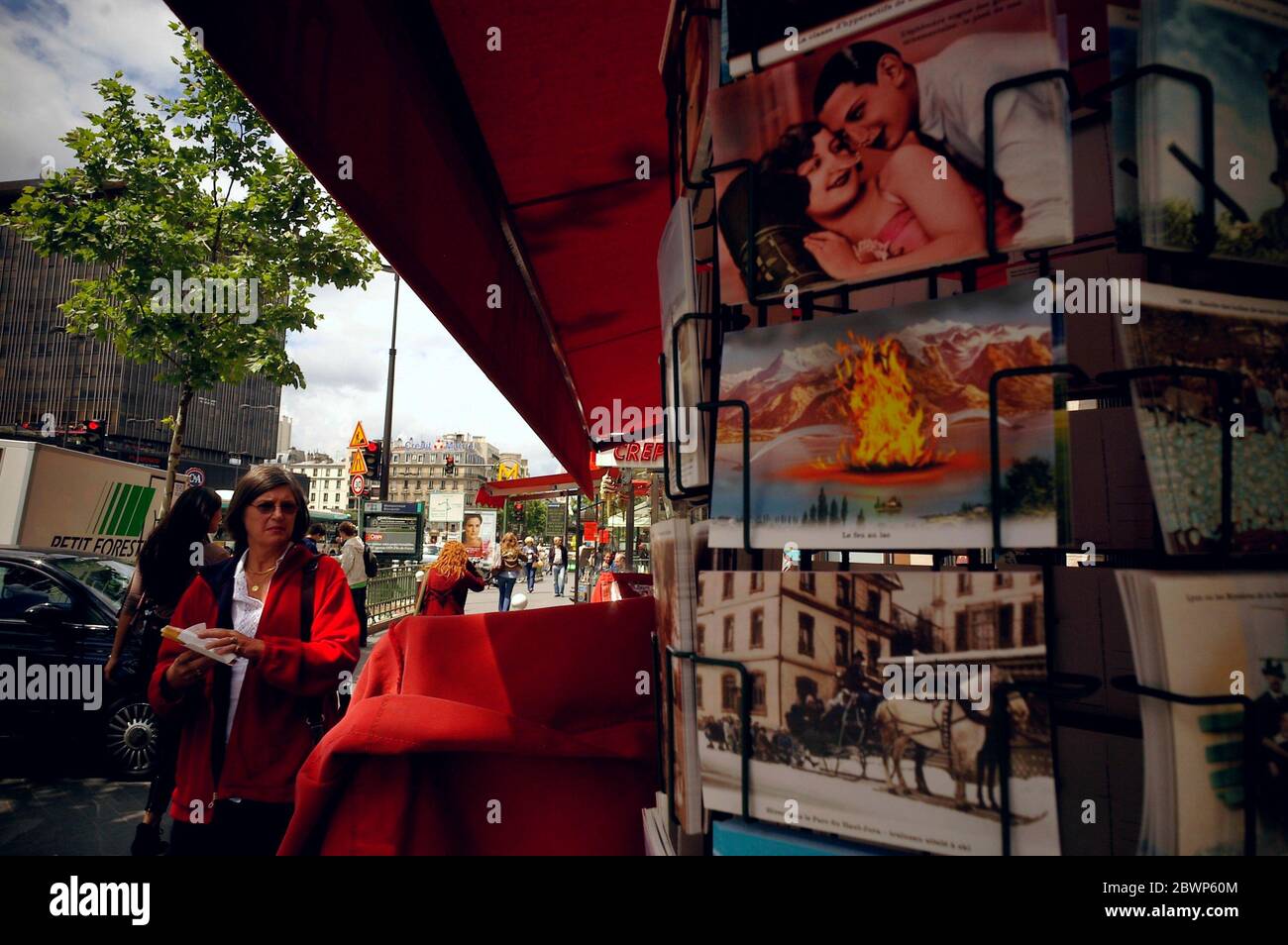 AJAXNETPHOTO. PARIS, FRANCE. - RUES MONTPARNASSE - CARTES POSTALES DE PARIS - UNE SCÈNE ANIMÉE PRÈS DE MONTPARNASSE. PHOTO:JONATHAN EASTLAND/AJAX REF:RD120906 2308 Banque D'Images