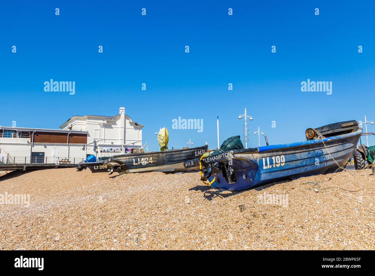 De petits bateaux de pêche ont été pêchés sur la plage de galets et des pots de homard près de la jetée de Bognor Regis, une ville balnéaire de West Sussex, sur la côte sud de l'Angleterre Banque D'Images