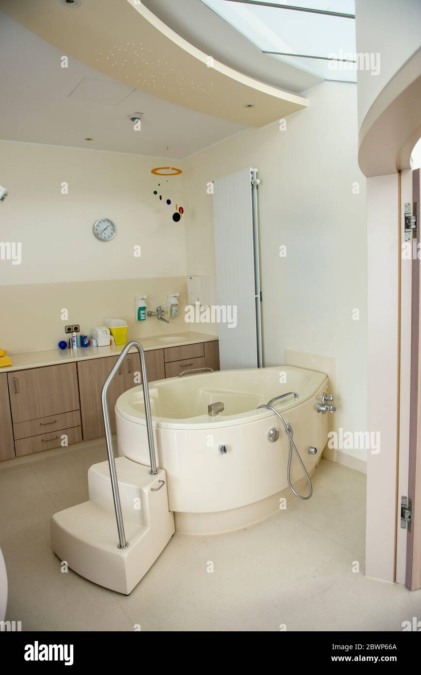 Maternité dans un hôpital avec un bain pour la naissance dans l'eau Banque D'Images