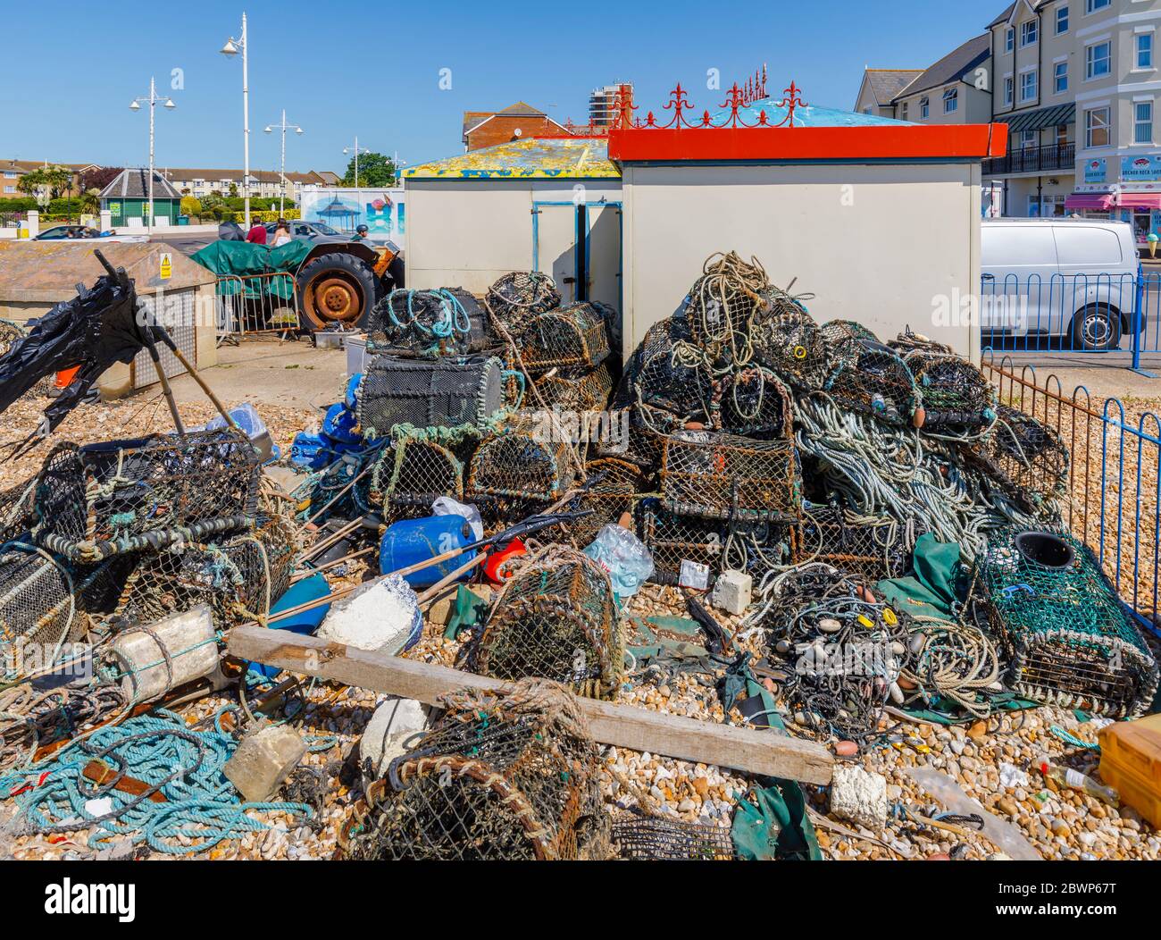 D'anciennes marmites de homard bien utilisées se sont accumulées dans un tas désordonné sur la plage de Bognor Regis, une ville balnéaire de West Sussex, sur la côte sud de l'Angleterre Banque D'Images
