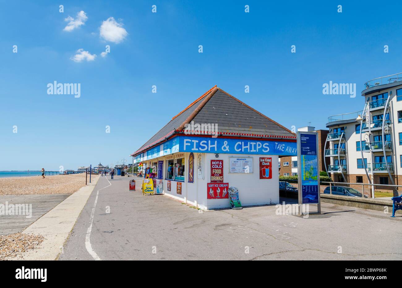 L'Esplanade Beach, ses boutiques et ses snack-bars, sur le front de mer, se trouvent à Bognor Regis, une ville balnéaire de West Sussex, sur la côte sud de l'Angleterre, par une journée ensoleillée Banque D'Images