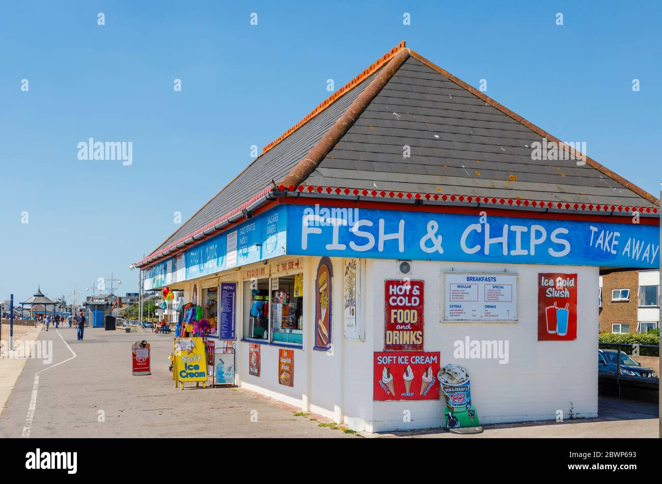L'Esplanade Beach, ses boutiques et ses snack-bars, sur le front de mer, se trouvent à Bognor Regis, une ville balnéaire de West Sussex, sur la côte sud de l'Angleterre, par une journée ensoleillée Banque D'Images