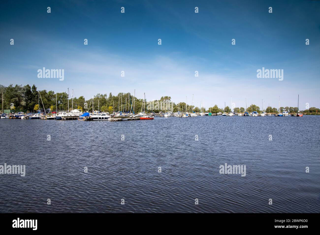 Vue sur la marina de Kinnego avec des bateaux amarrés lors d'une chaude journée de printemps Banque D'Images