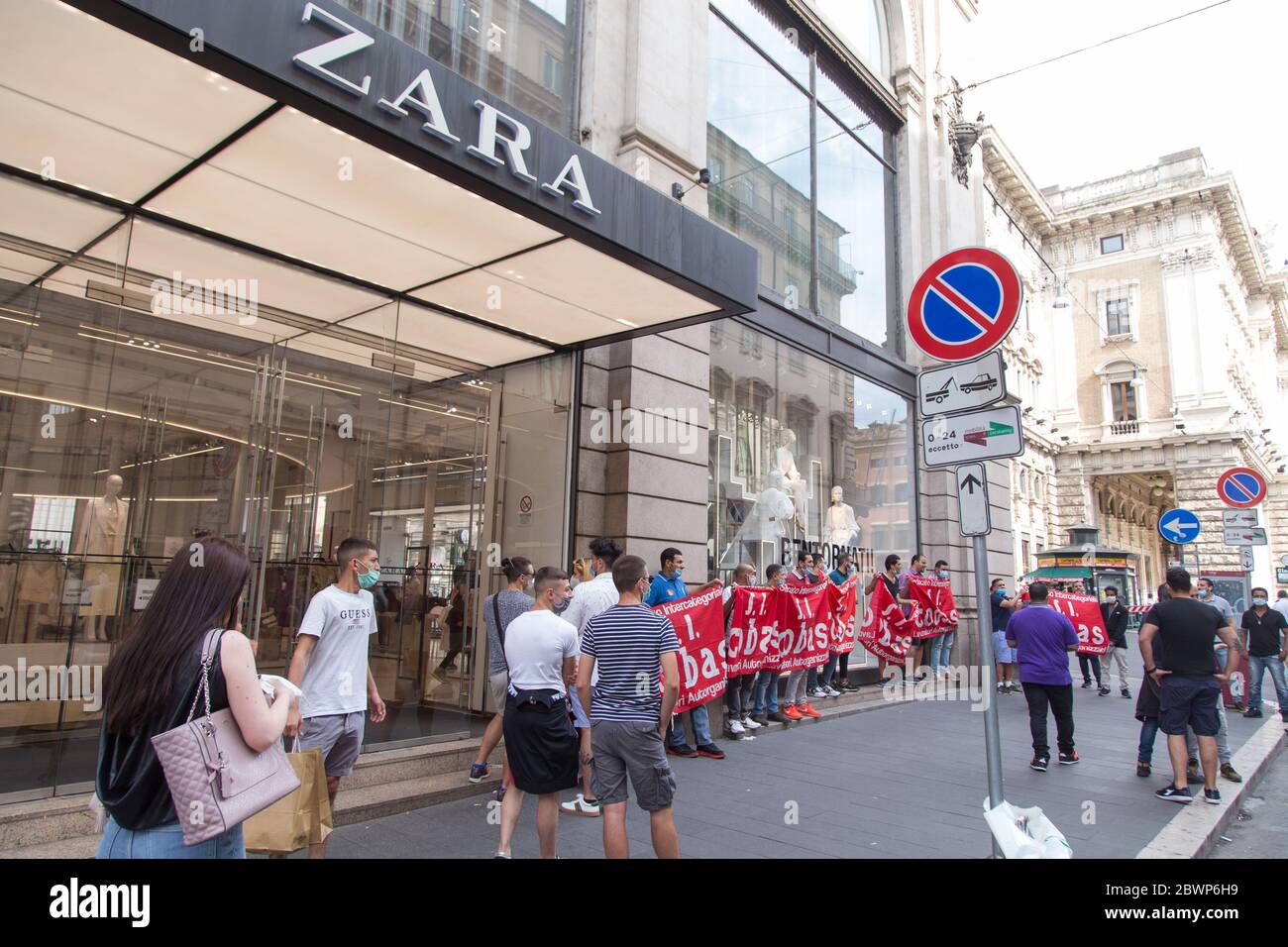 Roma, Italie. 02 juin 2020. Sit-in organisé par certains travailleurs de  Zara devant le magasin Zara de via del Corso à Rome pour protester contre  les licenciements décidés par le groupe Inditex