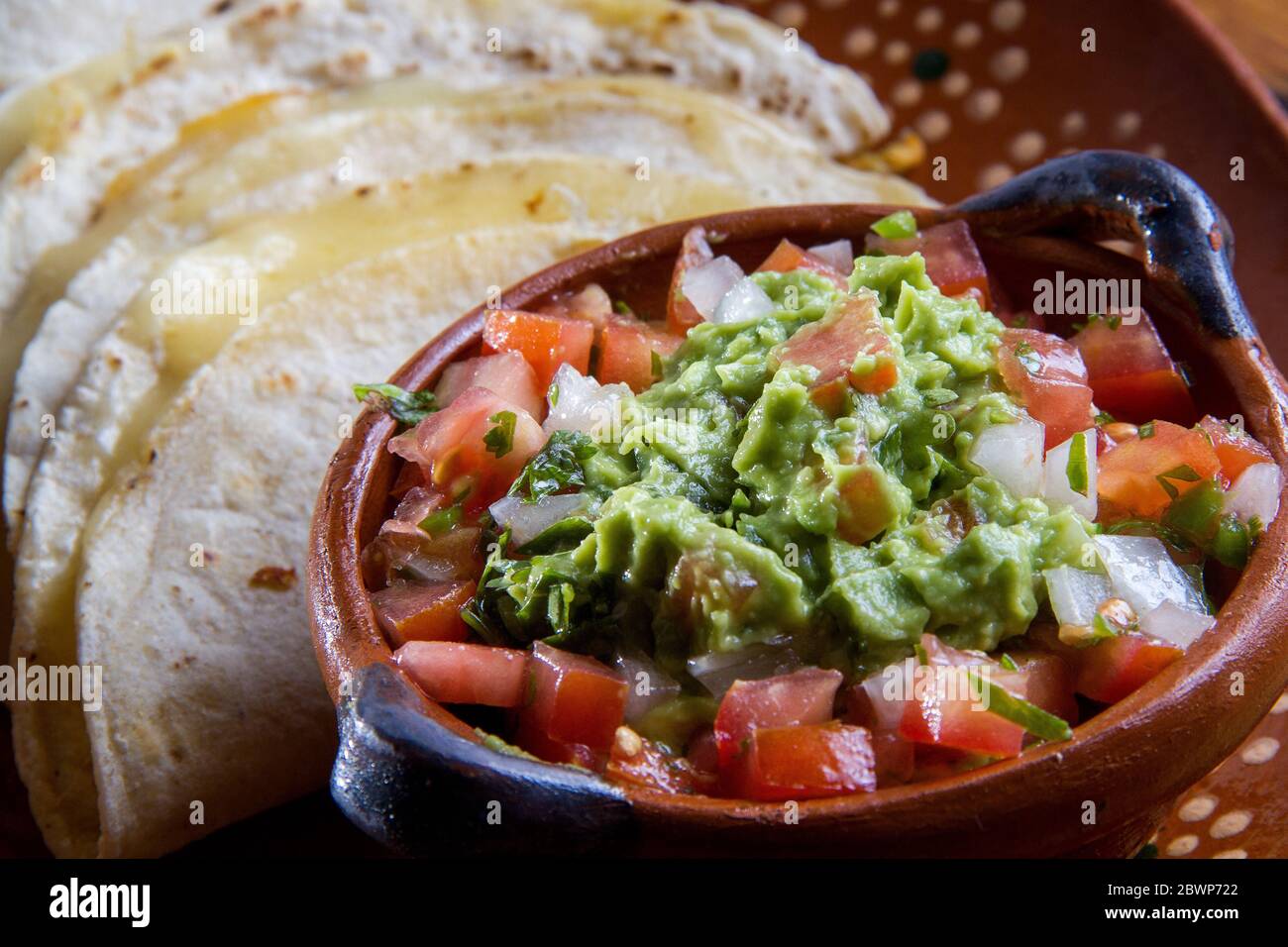 Cuisine mexicaine traditionnelle : quesadilla et sauce guacamole Banque D'Images