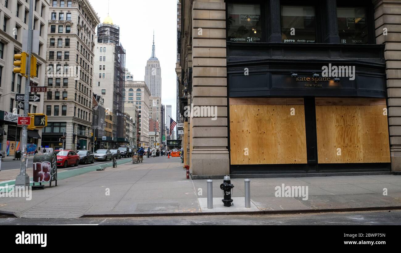 Les fenêtres d'un magasin Kate Spade sur la 5e Avenue à Manhattan sont en  bateau Photo Stock - Alamy