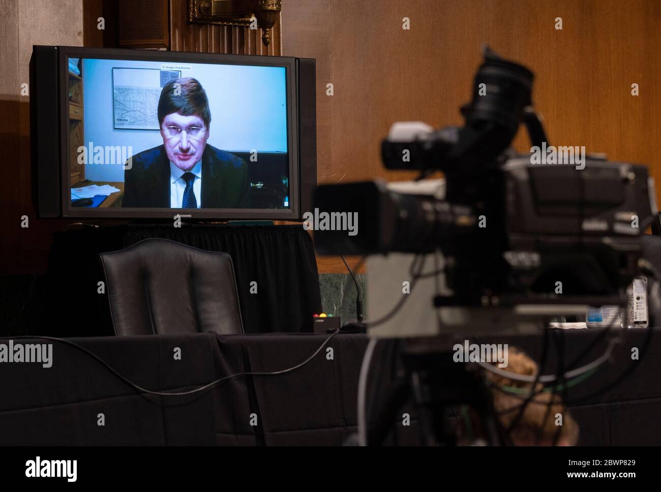 Washington, États-Unis d'Amérique. 02 juin 2020. Le directeur adjoint des programmes de réglementation, Centre d'évaluation et de recherche sur les médicaments, Food and Drug Administration, Douglas Throckmorton, parle par vidéoconférence lors d'une audience du Comité des finances du Sénat des États-Unis sur le COVID-19 et au-delà : Supervision du processus d'inspection de la fabrication de médicaments à l'étranger de la FDA au Capitole des États-Unis à Washington, DC le 2 juin 2020. Crédit : Andrew Caballero-Reynolds/Pool via CNP | usage dans le monde crédit : dpa/Alay Live News Banque D'Images