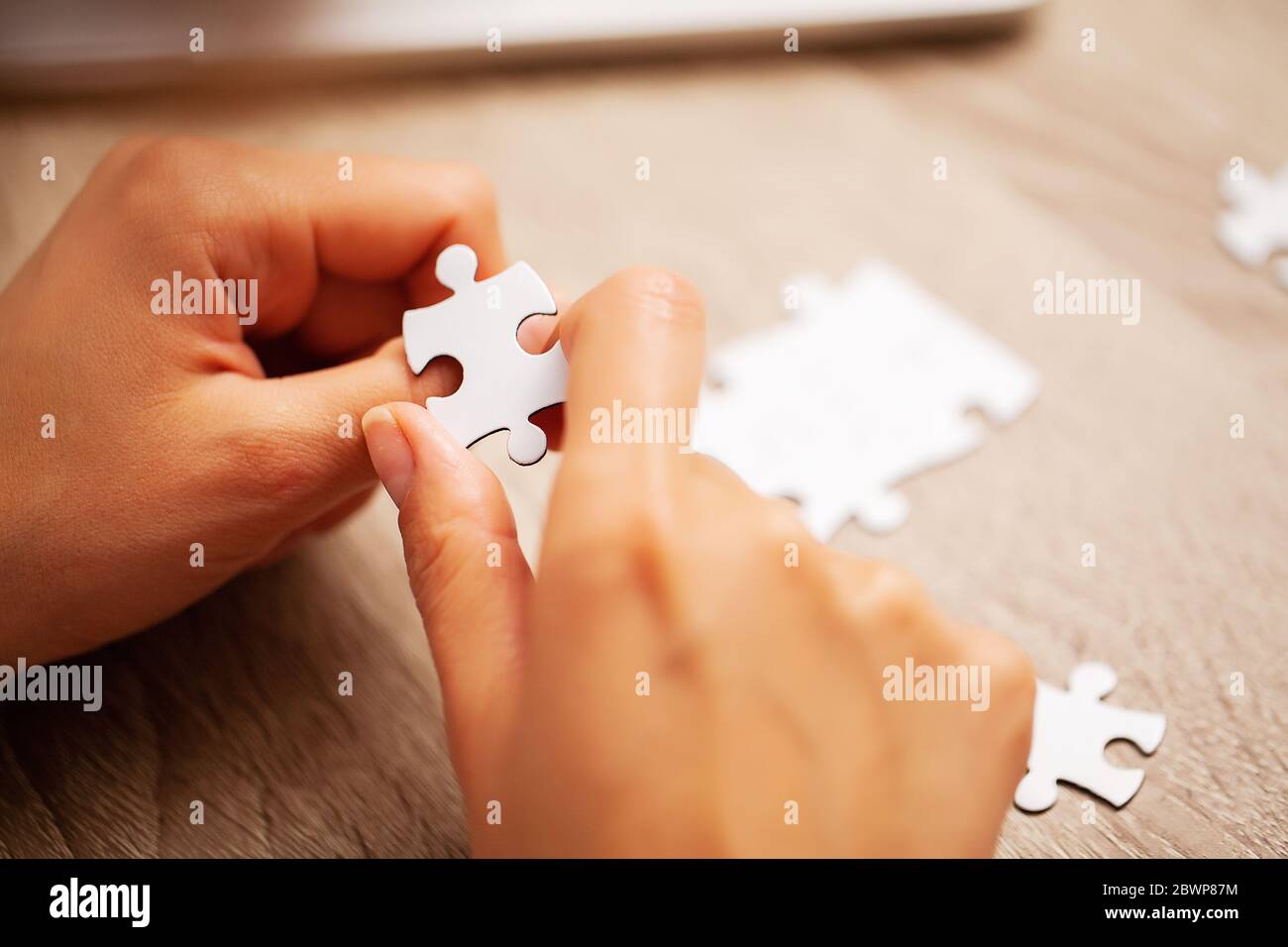 Business Success concept, la femme fait un puzzle Banque D'Images