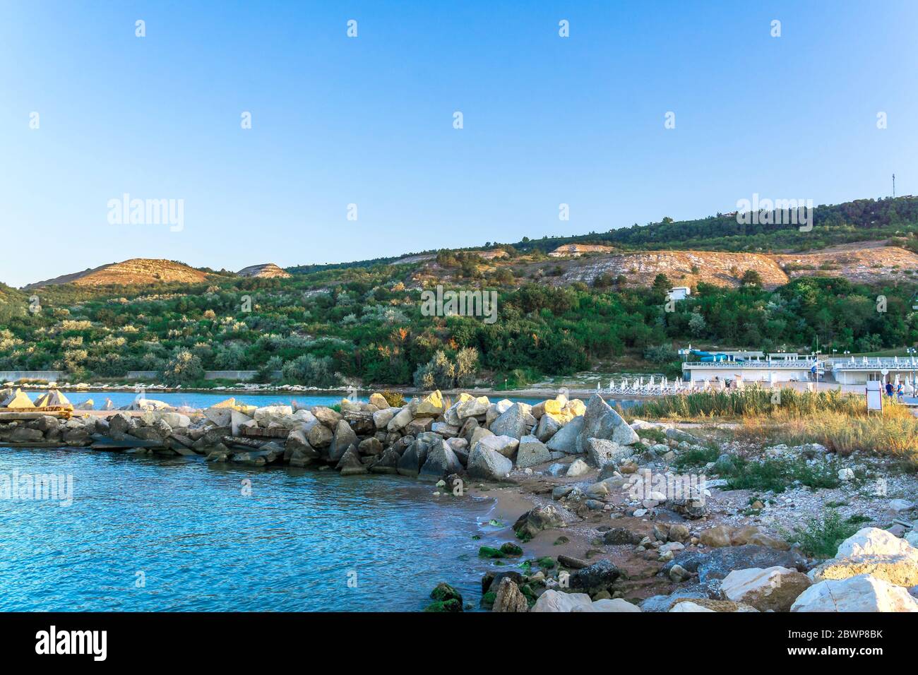 Bulgarie, Ikantalka: Éléments concrets de structure de brise-lames dans la partie nord de la côte bulgare de la mer Noire. Banque D'Images