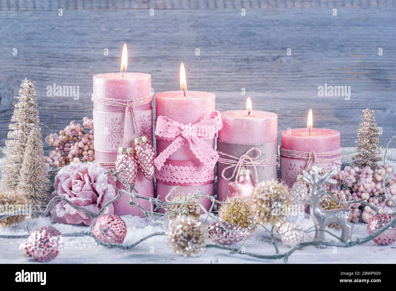 Quatre bougies roses de noël pour l'Avent Banque D'Images