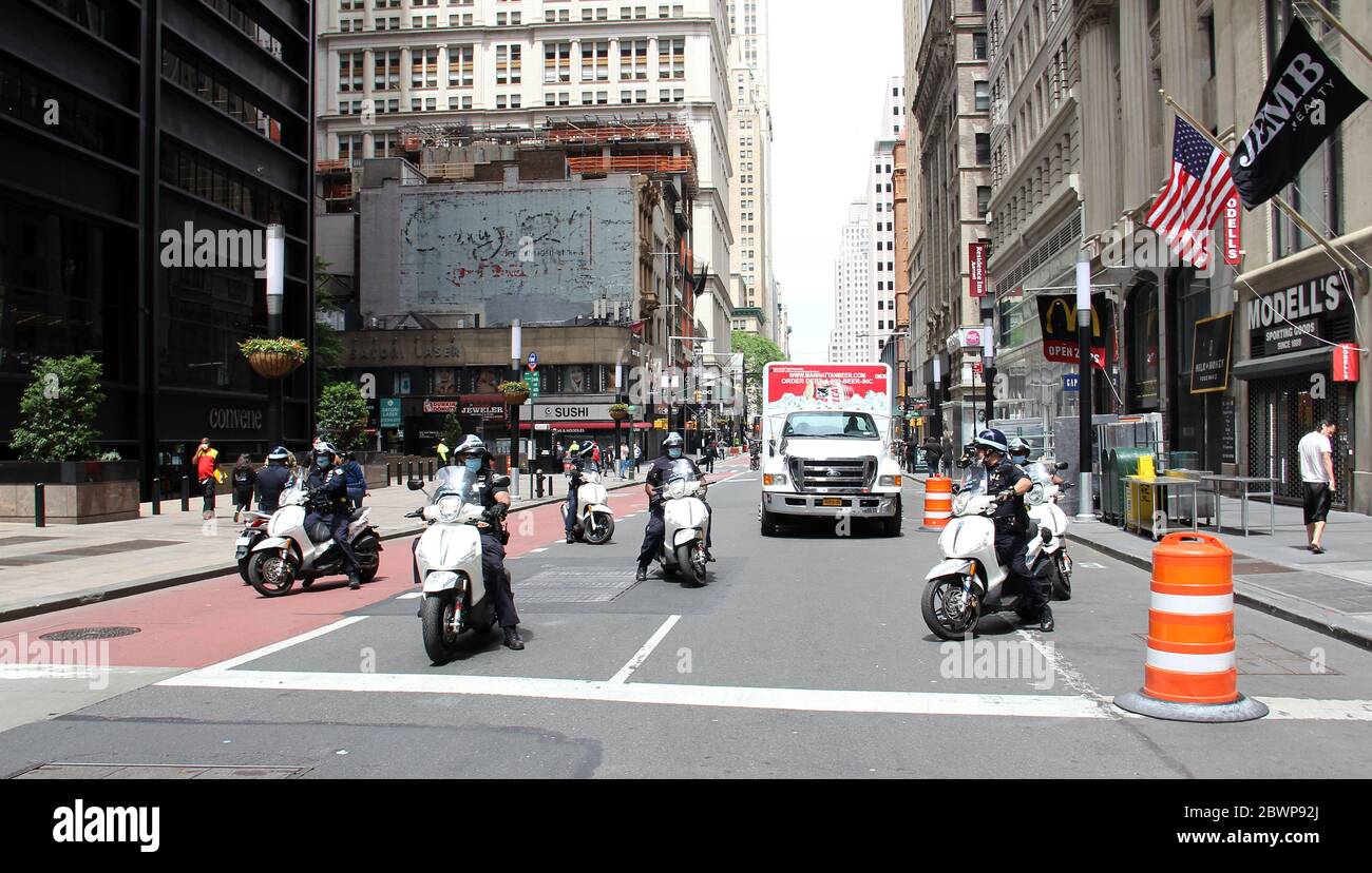 Des policiers en scooter qui déblaient la circulation avant que les manifestants marchaient sur Broadway dans le centre-ville de Manhattan, New York, NY, USA - 2 juin 2020 Banque D'Images