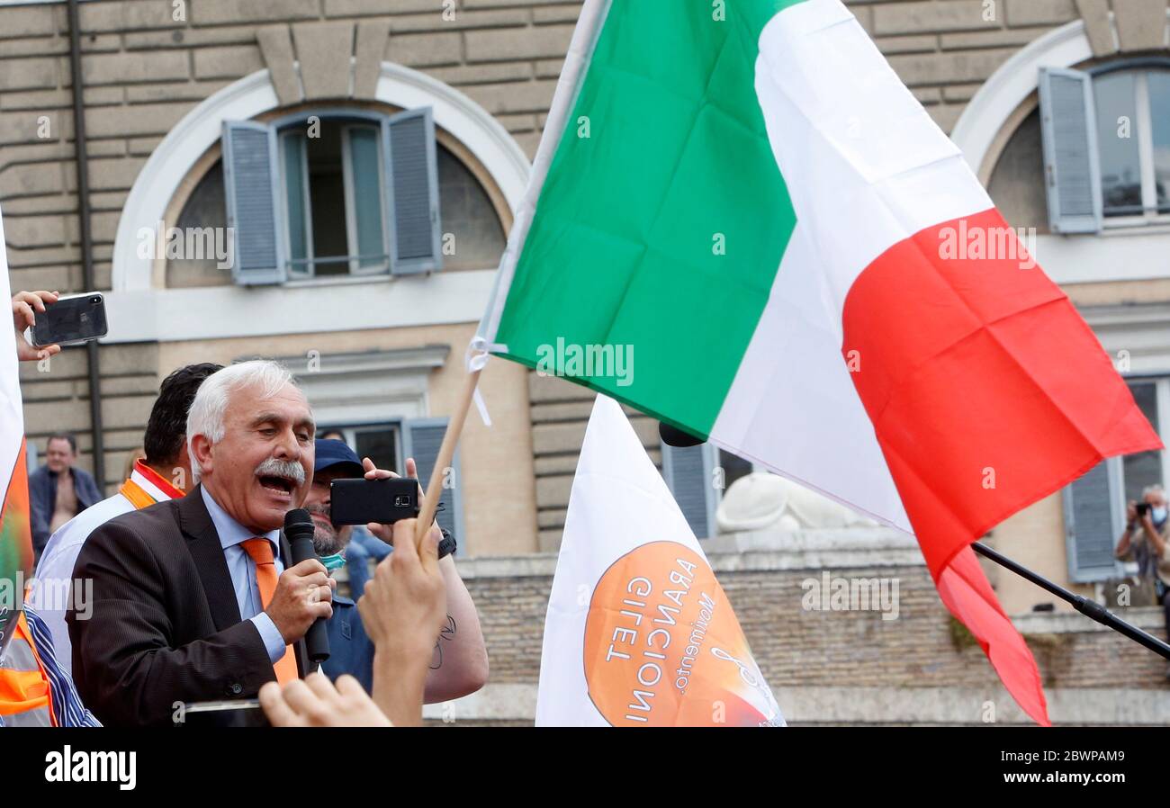 Rome, Italie. 02 juin 2020. L'ancien général Carabinieri Antonio Pappalardo, fondateur du mouvement Orange Vêtes (Gilet Arancioni), prononce une protestation contre le gouvernement italien. Le mouvement Orange Vêtes rassemble plusieurs groupes de théoriciens du complot démenti du coronavirus, de sympathisants d'extrême droite et de gens ordinaires souffrant de l'impact économique du confinement imposé par le gouvernement pour enrayer la pandémie de Covid-19. Crédit: Riccardo de Luca - mise à jour des images/Alamy Live News Banque D'Images