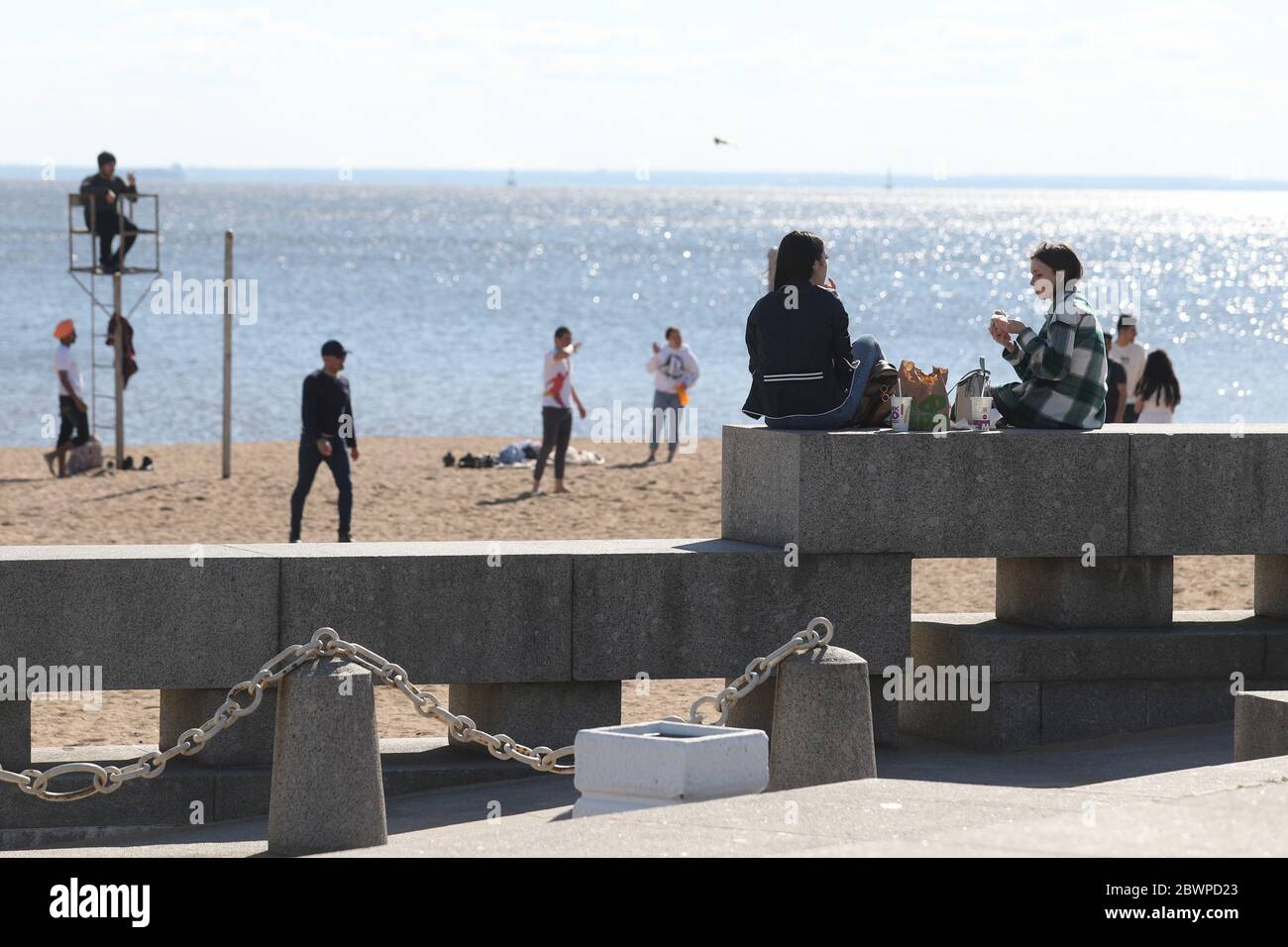 Saint-Pétersbourg, Russie. 22 mai 2020. Les gens qui apprécient de se reposer dans les locaux du parc fermé 300 ans de Saint-Pétersbourg comme mesure pour empêcher la propagation du coronavirus pendant la crise de Covid 19. Crédit: Sergei Mikhaïlichenko/SOPA Images/ZUMA Wire/Alay Live News Banque D'Images