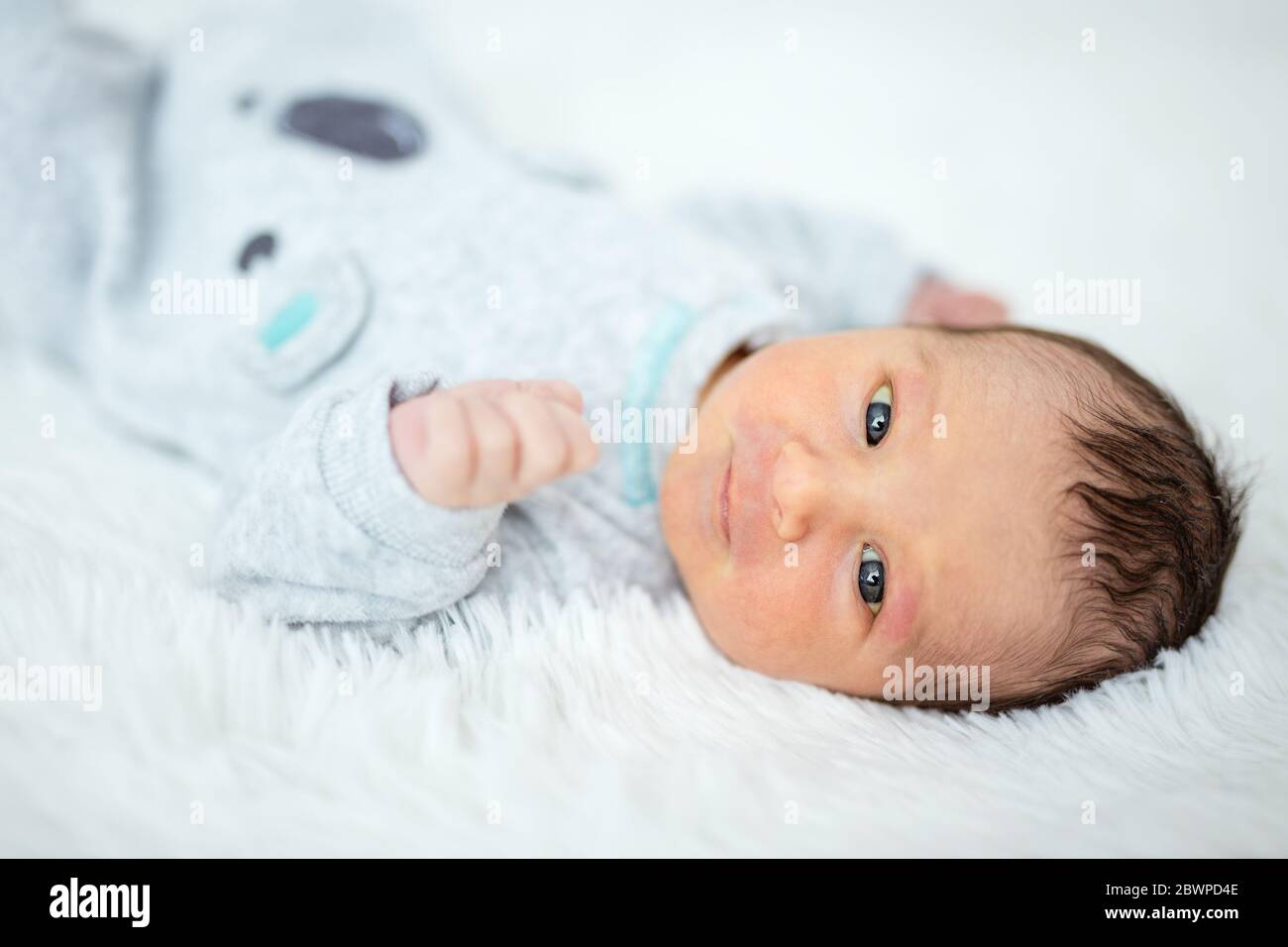 Bebe Garcon Allonge Sur Une Couverture Moelleuse Regardant L Appareil Photo Photo Stock Alamy
