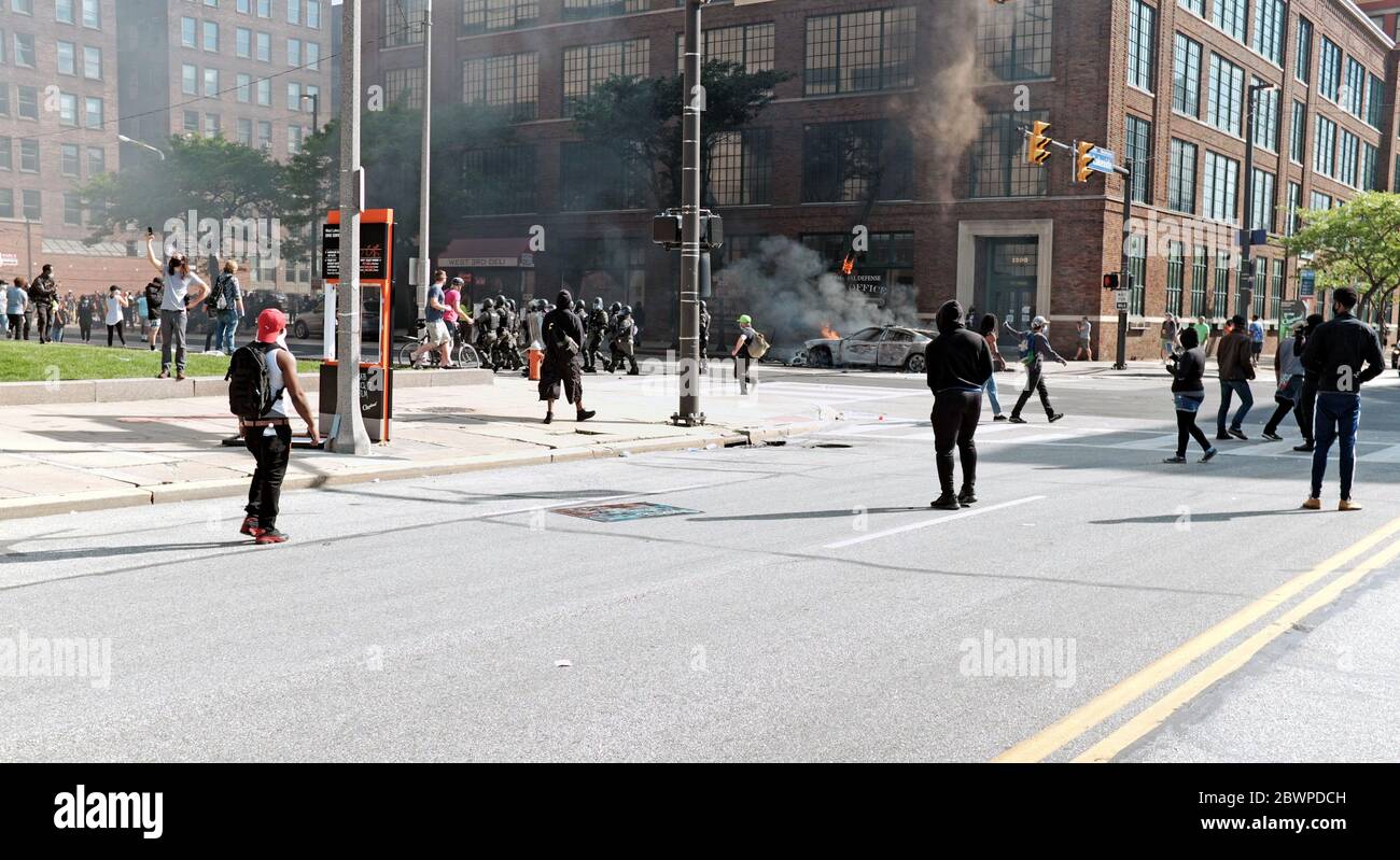 Des fumigènes provenant de deux voitures de police ont été incendiés lors des manifestations dans le centre-ville de Cleveland, Ohio, contre le meurtre de George Floyd par la police. Banque D'Images