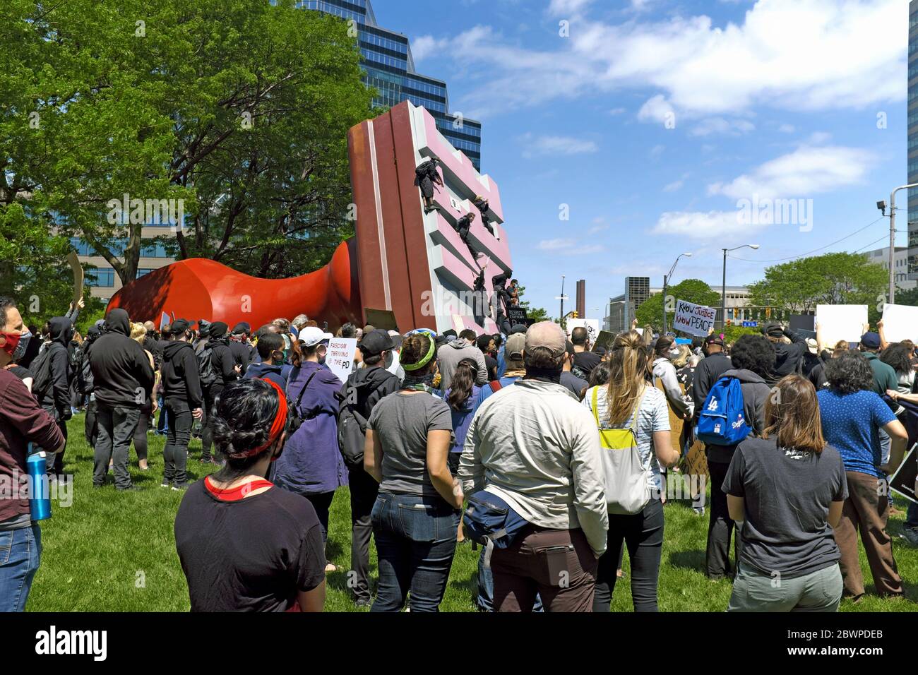 Le plus grand timbre en caoutchouc du monde est gravi par Antifah dans Willard Park à Cleveland, Ohio, pendant le rassemblement du mouvement Black Lives Matter. Banque D'Images