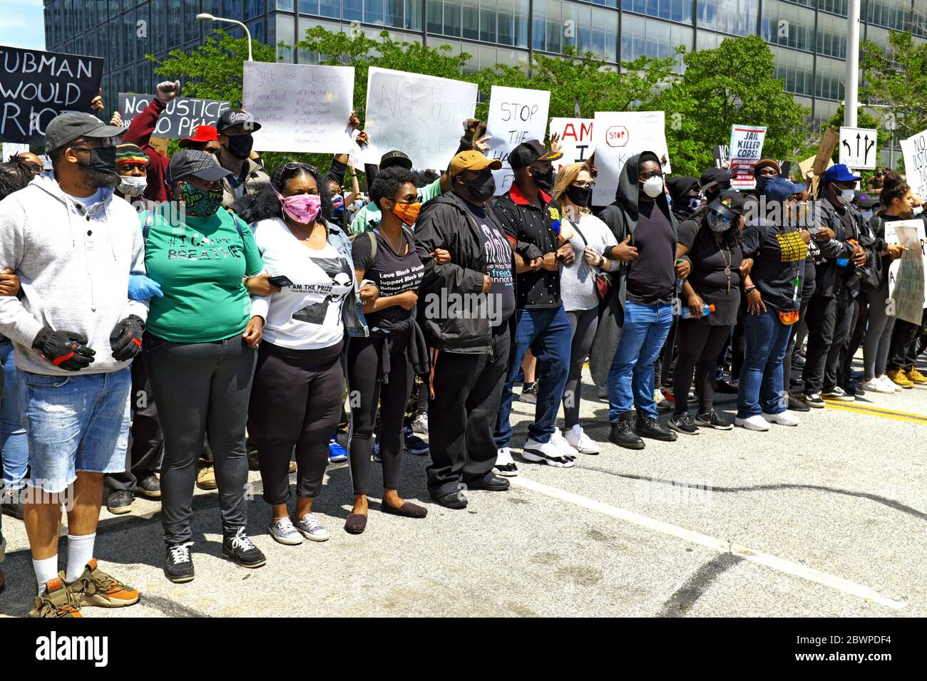 Les manifestants se préparent à descendre l'avenue Lakeside à Cleveland, Ohio, pour protester contre le meurtre de Noirs par la police aux États-Unis. Banque D'Images