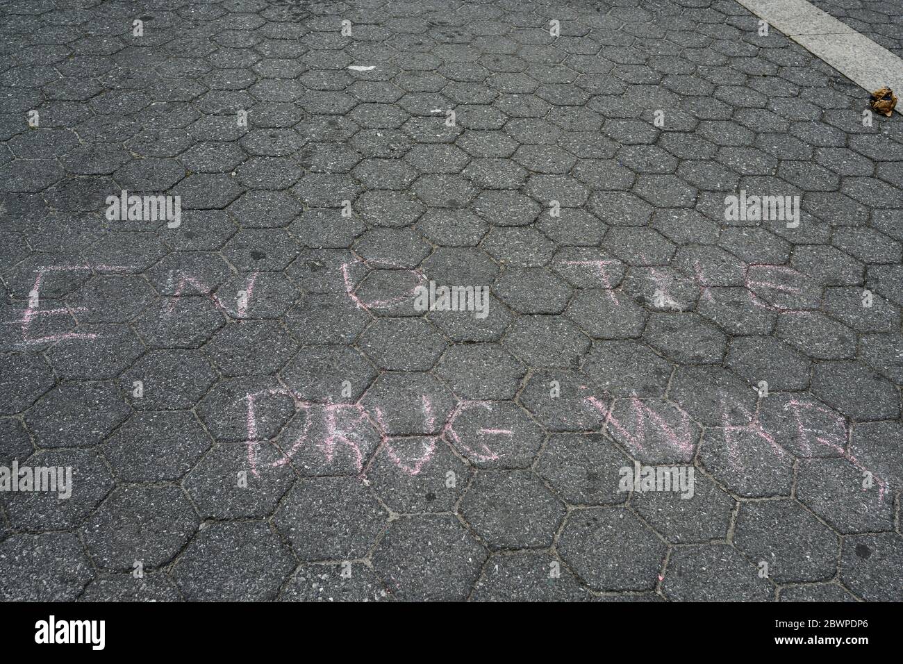 Fin de la guerre de la drogue écrite en craie sur le terrain à Union Square, New York, à la marche pour George Floyd 6/2/2020. Banque D'Images