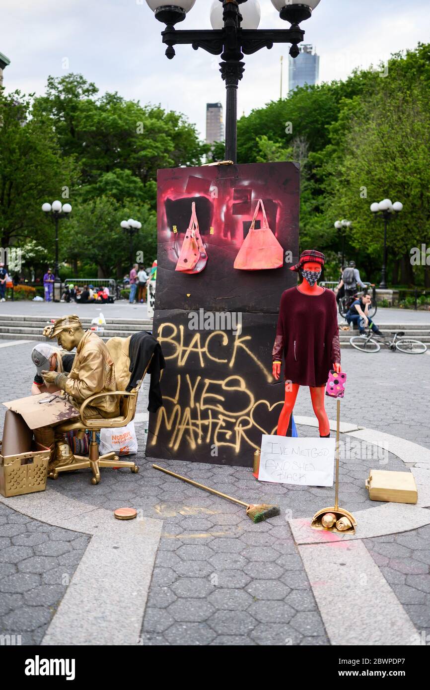 Une statue humaine interprète de rue à côté d'un panneau disant « Black Lives Matter » et un mannequin dans Union Square NYC à la marche pour George Floyd 6/2/2020 Banque D'Images