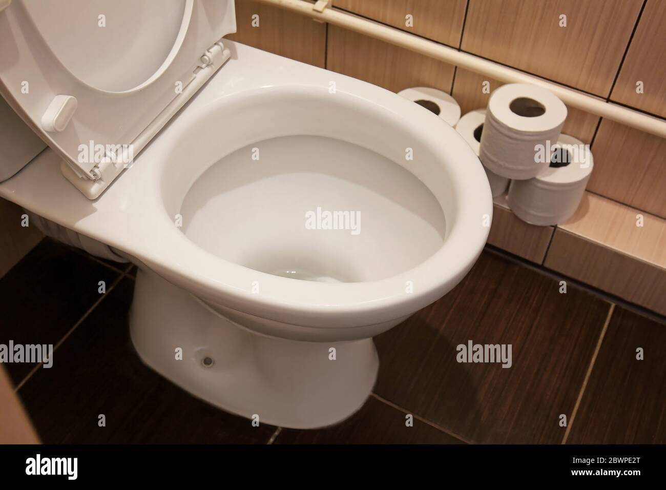 Cuvette de toilette et rouleaux de papier dans les toilettes Banque D'Images