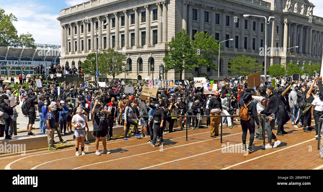 Les manifestants se rendent jusqu'à l'entrée de Lakeside Avenue du Justice Centre Complex, dans le centre-ville de Cleveland, Ohio, États-Unis. Des milliers de personnes ont participé à la manifestation contre le meurtre de George Floyd aux mains de la police à Minneapolis. Le cortège quelque peu pacifique des marches a fini par tourner violent et ensuite s'est étendu à travers le downton. Banque D'Images