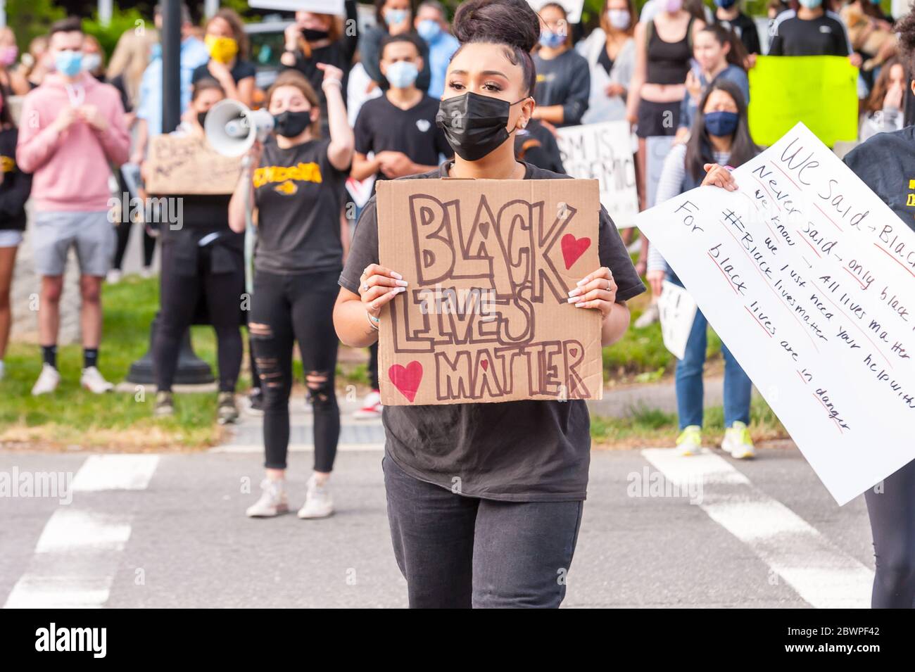 Sudbury, Massachusetts. 2 juin 2020. Un grand groupe de personnes a organisé un rassemblement de Black Lives Matter dans le centre de la ville. Banque D'Images
