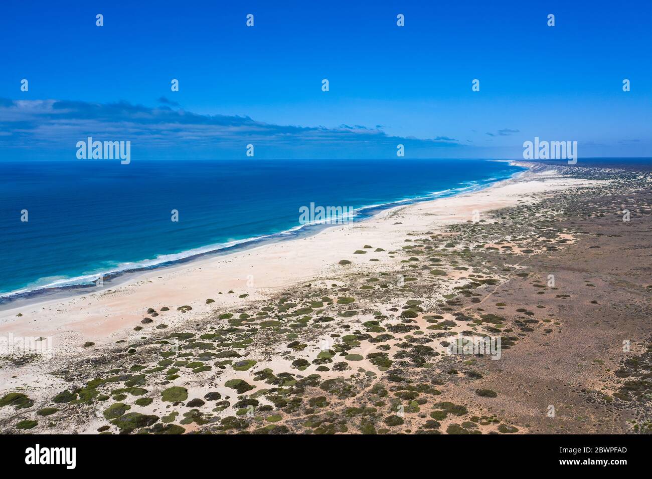 Vue aérienne de la plage et de la route au début de la Grande lumière australienne du côté ouest de l'Australie Banque D'Images