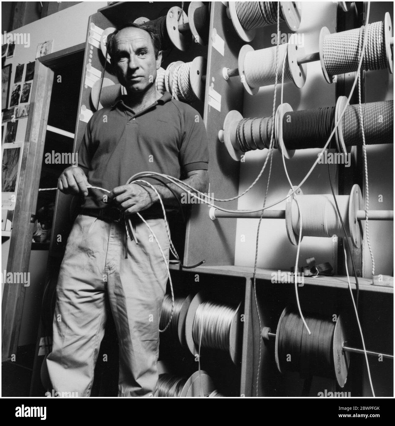 Portrait noir et blanc du fondateur de Patagonie Yvon Chouinard à l'usine de Santa Barbara, CA Banque D'Images