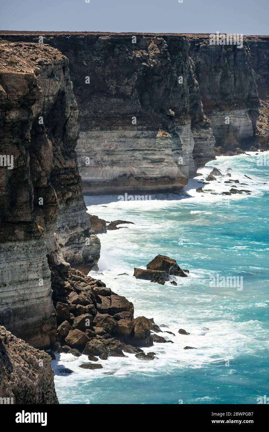 Vue sur les falaises de calcaire depuis la première plate-forme principale d'observation sur le côté ouest australien de la Grande baie australienne Banque D'Images