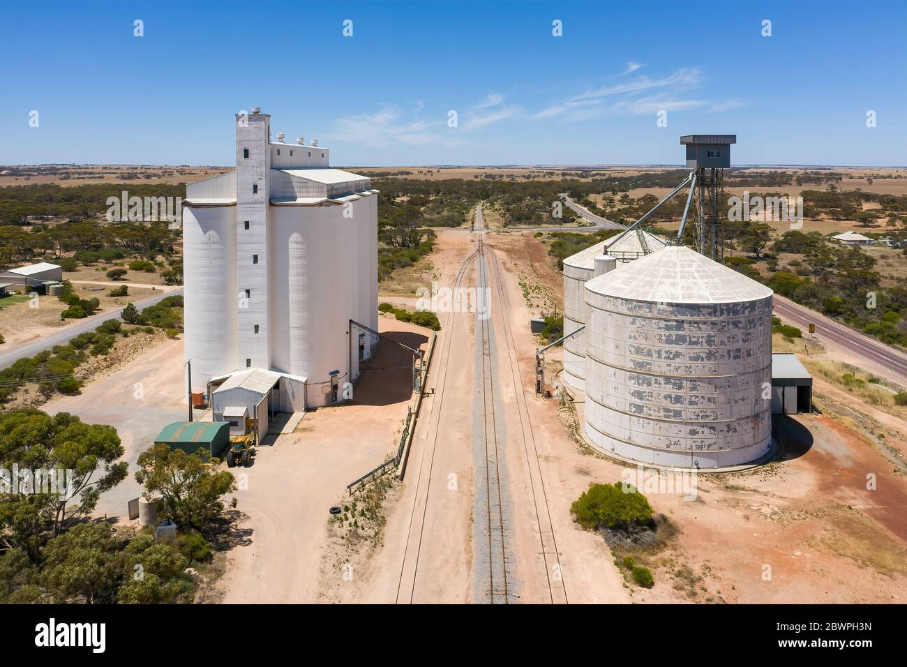 Silos à céréales à côté de la route dans la campagne sud de l'Australie Banque D'Images