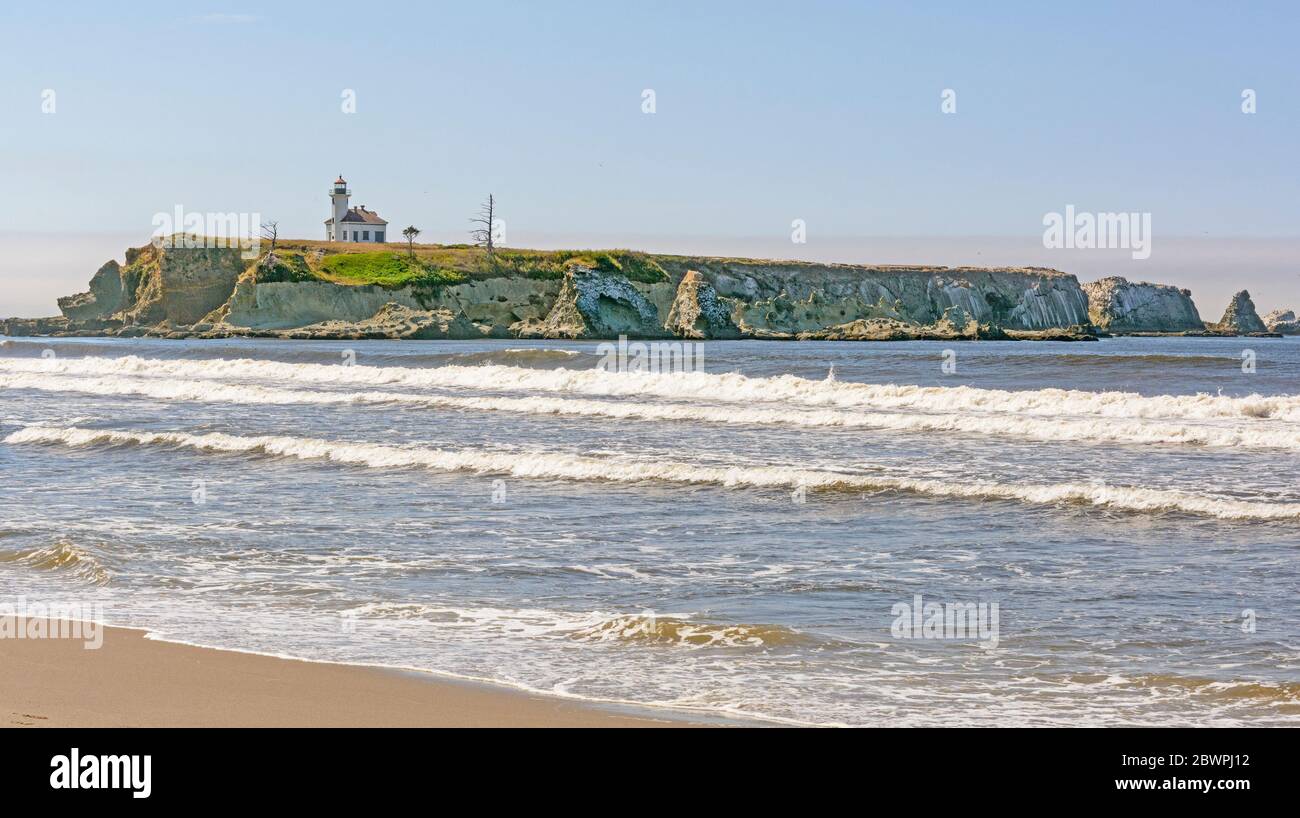 Phare sur un cap Arago sur la côte rocheuse de l'Oregon près de Coos Bay Banque D'Images