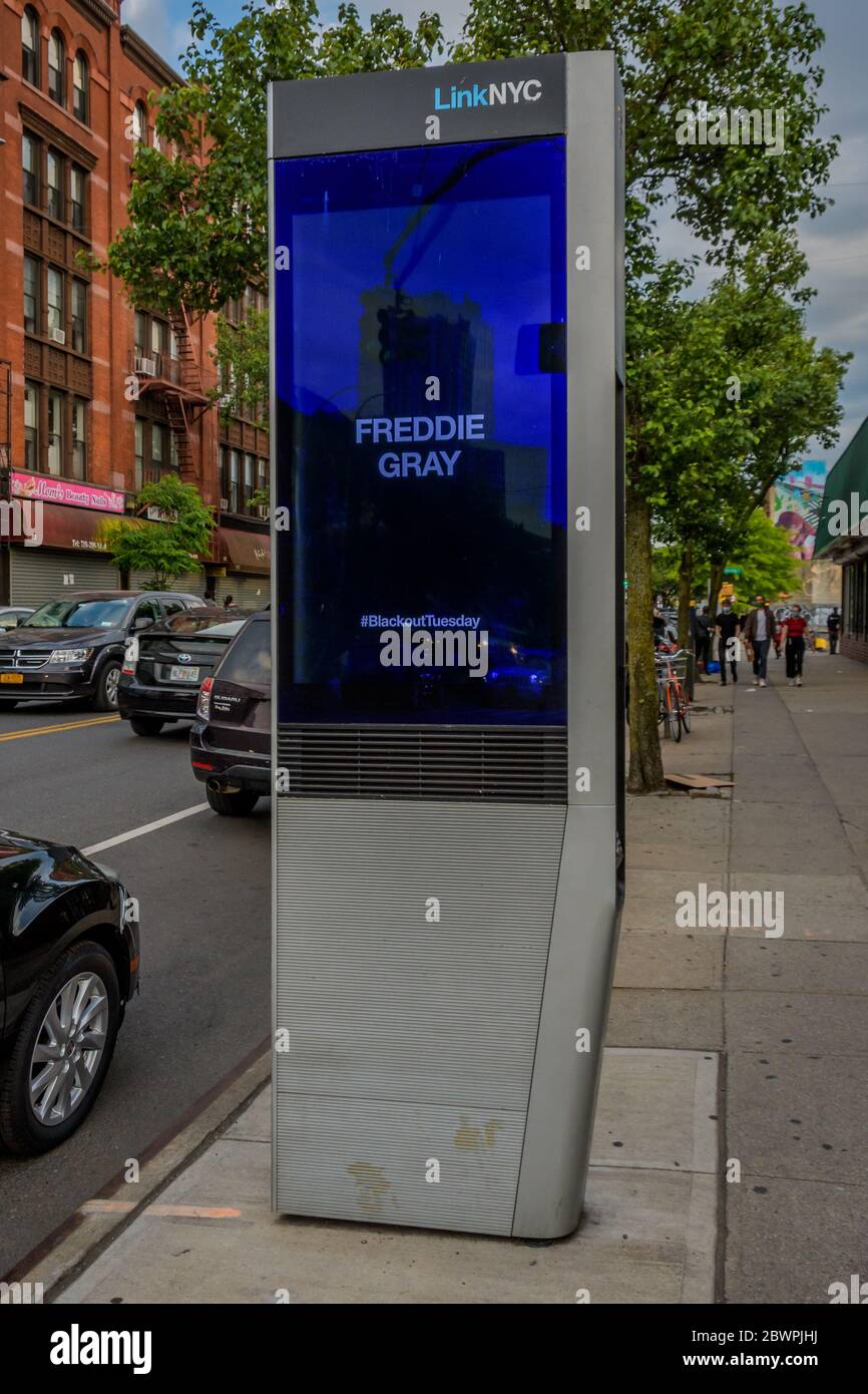 ÉTATS-UNIS. 02 juin 2020. NYC honore Freddie Gray comme LinkNYC kiosques ont montré les noms des personnes noires tuées par la police avec le hashtag #BlackoutTuesday. « le mardi noir » a commencé par une manifestation de l'industrie musicale contre la mort de George Floyd en garde à vue, qui a entraîné des manifestations dans le monde entier. Mais cette initiative s'est étendue bien au-delà des labels de disques et des musiciens, avec des acteurs et des équipes sportives, même la fille du président Tiffany Trump, qui s'y joint. (Photo par Erik McGregor/Sipa USA) crédit: SIPA USA/Alay Live News Banque D'Images