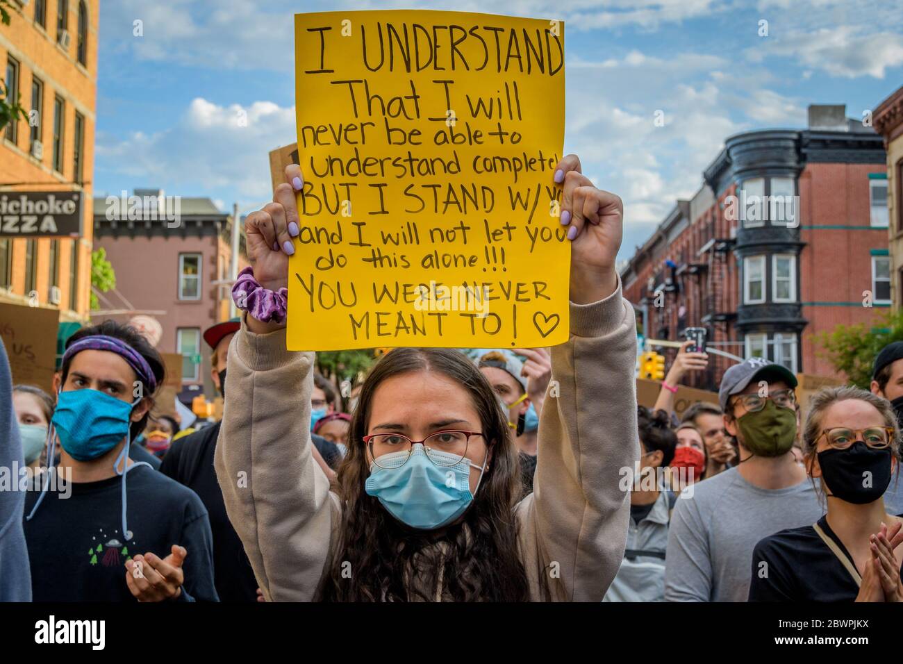 ÉTATS-UNIS. 02 juin 2020. Un participant portant une pancarte à la manifestation. Des milliers de manifestants ont envahi les rues de Brooklyn le 2 juin 2020 lors d'une importante marche pour demander justice à George Floyd, tué par l'officier Derek Chauvin et pour appeler à un fort financement de la police. (Photo par Erik McGregor/Sipa USA) crédit: SIPA USA/Alay Live News Banque D'Images