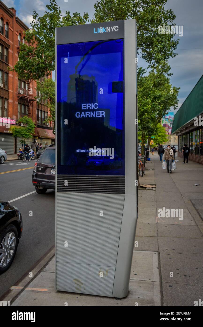 ÉTATS-UNIS. 02 juin 2020. NYC honore Eric Garner comme LinkNYC kiosques ont montré les noms des personnes noires tuées par la police avec le hashtag #BlackoutTuesday. « le mardi noir » a commencé par une manifestation de l'industrie musicale contre la mort de George Floyd en garde à vue, qui a entraîné des manifestations dans le monde entier. Mais cette initiative s'est étendue bien au-delà des labels de disques et des musiciens, avec des acteurs et des équipes sportives, même la fille du président Tiffany Trump, qui s'y joint. (Photo par Erik McGregor/Sipa USA) crédit: SIPA USA/Alay Live News Banque D'Images