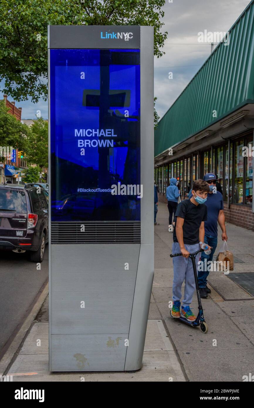 ÉTATS-UNIS. 02 juin 2020. NYC honore Michael Brown en tant que LinkNYC kiosques ont montré les noms des personnes noires tuées par la police avec le hashtag #BlackoutTuesday. « le mardi noir » a commencé par une manifestation de l'industrie musicale contre la mort de George Floyd en garde à vue, qui a entraîné des manifestations dans le monde entier. Mais cette initiative s'est étendue bien au-delà des labels de disques et des musiciens, avec des acteurs et des équipes sportives, même la fille du président Tiffany Trump, qui s'y joint. (Photo par Erik McGregor/Sipa USA) crédit: SIPA USA/Alay Live News Banque D'Images