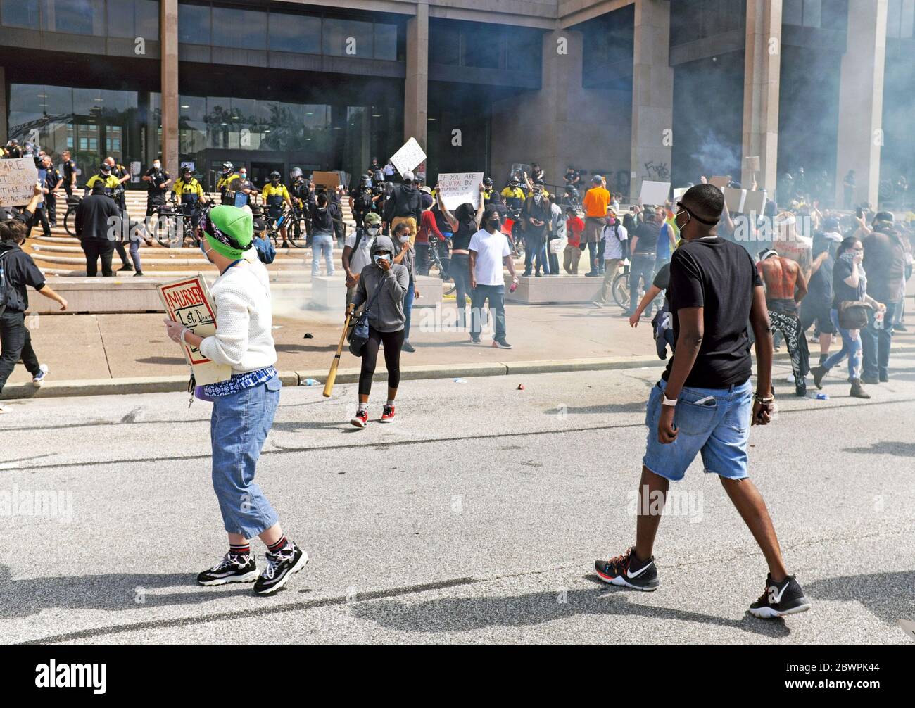 Cleveland, Ohio, États-Unis. 30 mai 2020. Les manifestants de Black Lives Matter sont accueillis avec des gaz lacrymogènes par la police de Cleveland sur les marches du Justice Center à Cleveland, Ohio, États-Unis. Des milliers de personnes ont défilé sur Lakeside Avenue pour protester contre le meurtre des Noirs par la police dans tout le pays. La manifestation pacifique a fini par se transformer en ce que le maire a appelé une « émeute » lorsque la police est devenue agressive, ce qui a entraîné de nombreux dispersants et emportant dans les rues du centre-ville de Cleveland pour vandaliser et piller. Le quartier du centre-ville a été fermé aux étrangers par le maire pendant une semaine par la suite. Banque D'Images