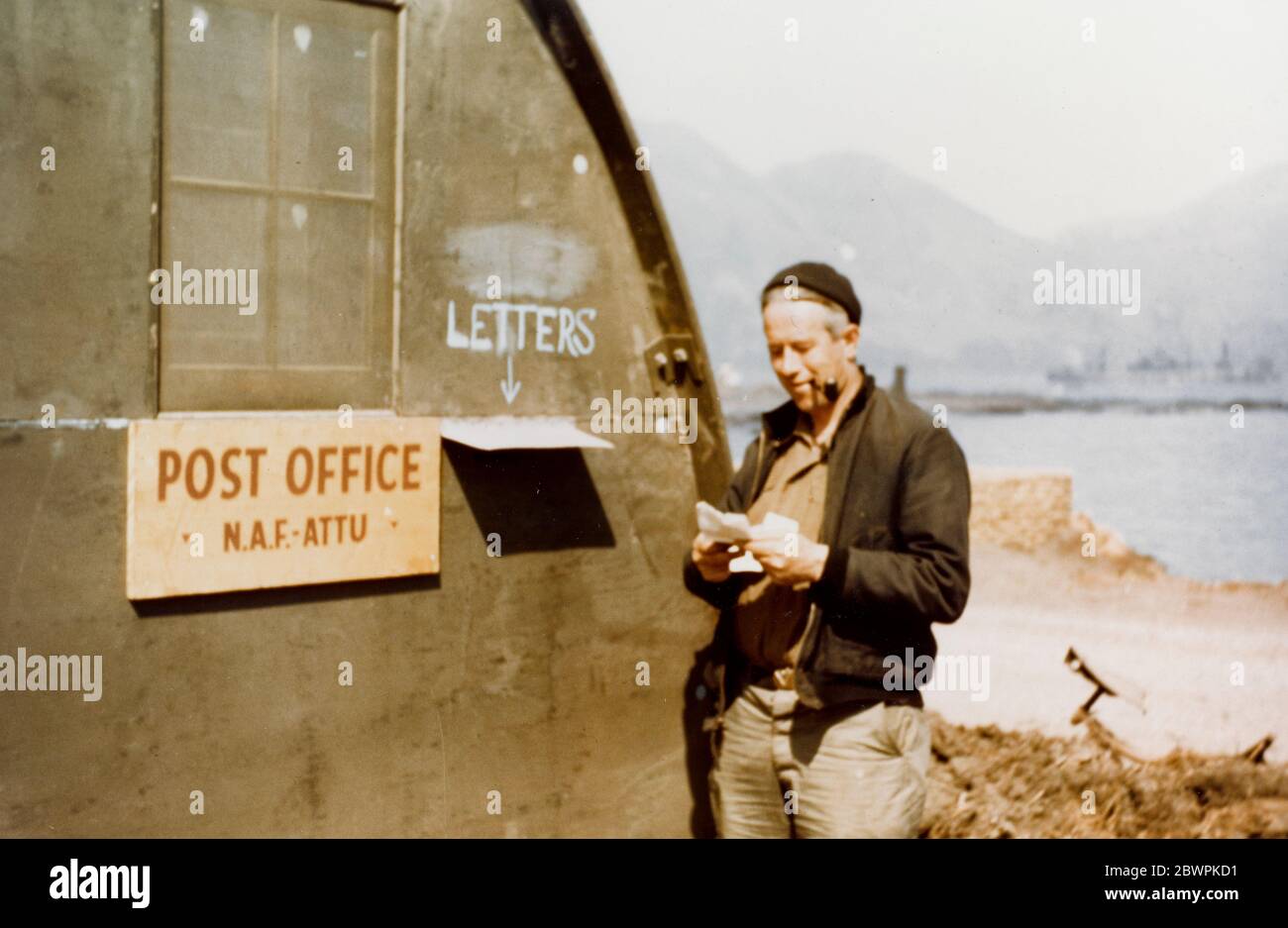 Centre aérien naval BUREAU de poste ATTU, Alaska, 20 octobre 1944. Adak, Alaska. Bureau de poste sur le front de mer, 20 octobre 1944. Notez le panneau pour le bureau de poste ATTU de l'installation navale et la lettre de lecture de l'homme. Banque D'Images