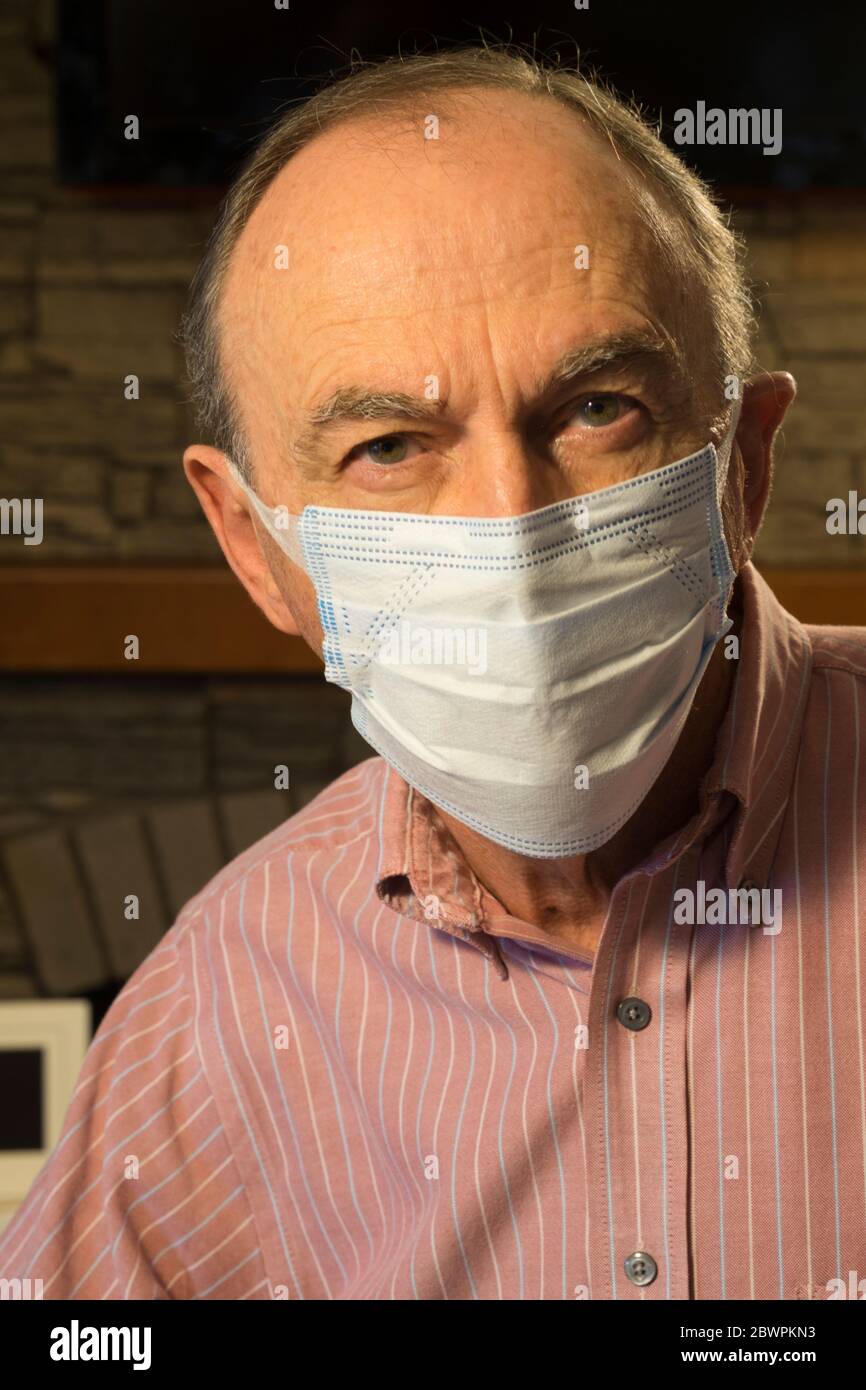 Homme âgé portant un masque médical pendant une pandémie de coronavirus. Banque D'Images