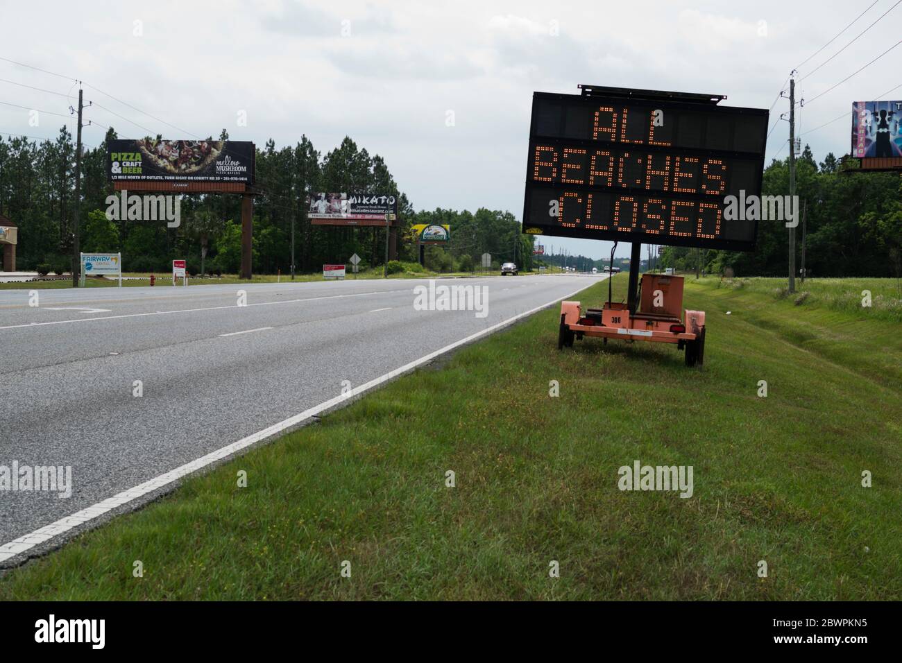 Panneau « plages fermées » sur le Foley Beach Express à Foley, Alabama. Banque D'Images