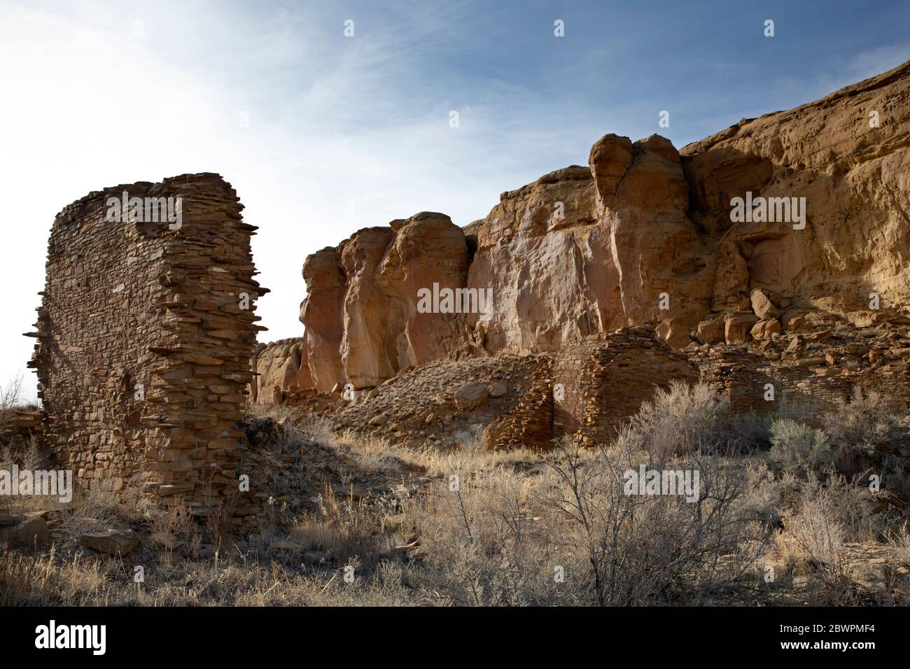 NM00408-00...NOUVEAU-MEXIQUE - quelques-uns des quelques murs restants de la grande maison de Wijiji, dans le parc historique national de la culture Chaco, un site du patrimoine mondial. Banque D'Images