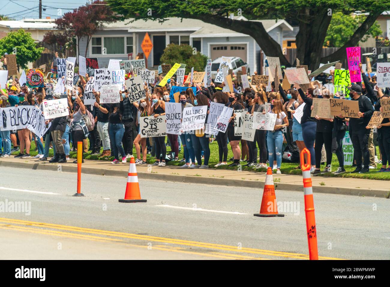 SEASIDE, CALIFORNIE - 2 JUIN 2020 : les manifestants du comté de Monterey, Californie, affichent des panneaux faits maison devant l'hôtel de ville de Seaside tout en participant à la première Banque D'Images