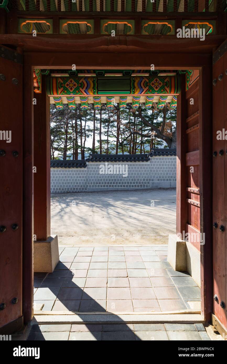 Porte traditionnelle du palais Gyeongbokgung à Séoul, Corée du Sud. Banque D'Images