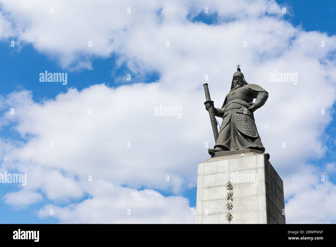 Place Gwanghwamun, Séoul, Corée du Sud - 27 février 2020 : statue de l'amiral Yi Sun-shin avec ciel bleu et fond de nuages Banque D'Images