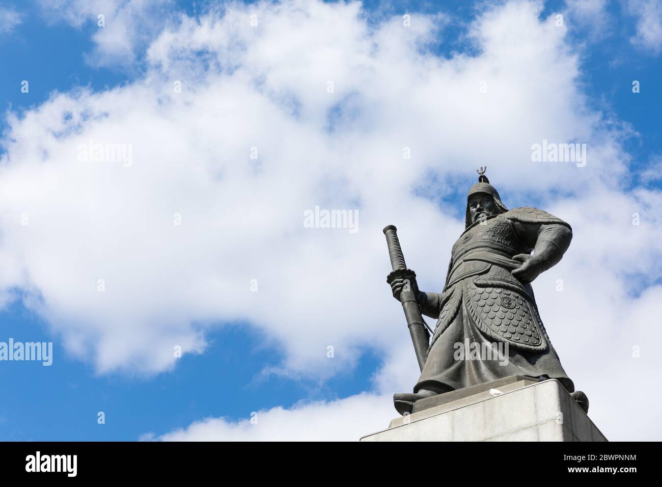 Place Gwanghwamun, Séoul, Corée du Sud - 27 février 2020 : statue de l'amiral Yi Sun-shin avec ciel bleu et fond de nuages Banque D'Images