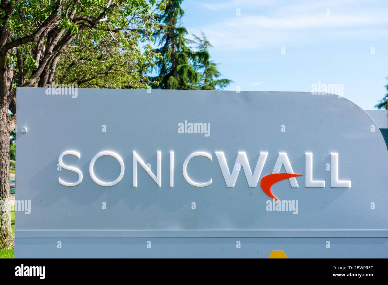 SonicWALL signe et logo au siège de la société de sécurité informatique et réseau - Milpitas, Californie, Etats-Unis - 2020 Banque D'Images