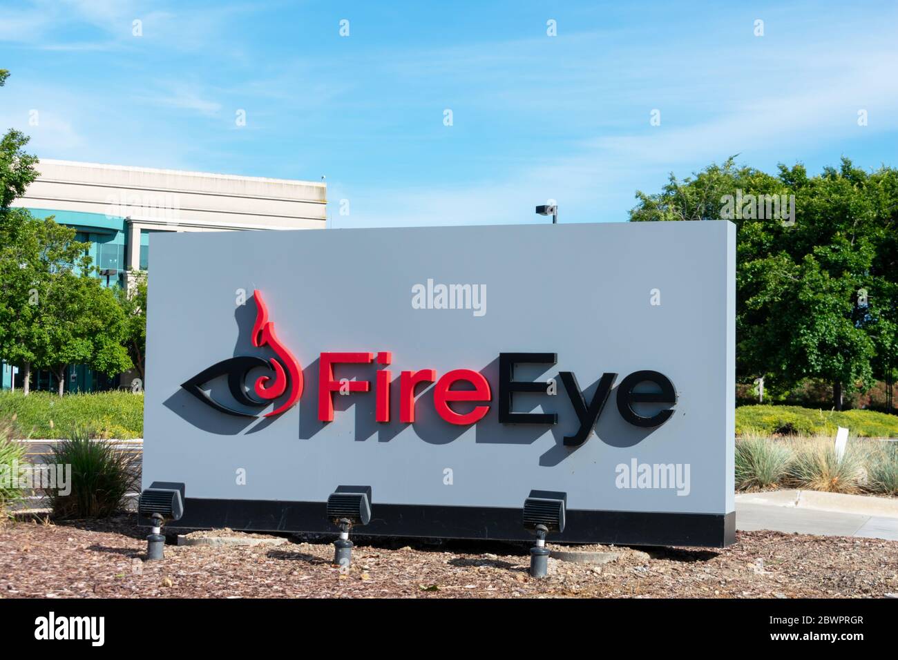 Le logo et le signe FireEye sont affichés près du campus de la société de cybersécurité dont le siège est situé à Silicon Valley, à Milpitas, en Californie, aux États-Unis Banque D'Images