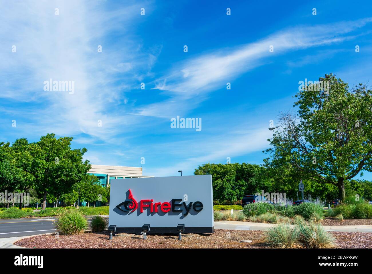 Le logo et le signe FireEye sont affichés près du campus de la société de cybersécurité dont le siège est situé à Silicon Valley, à Milpitas, en Californie, aux États-Unis Banque D'Images