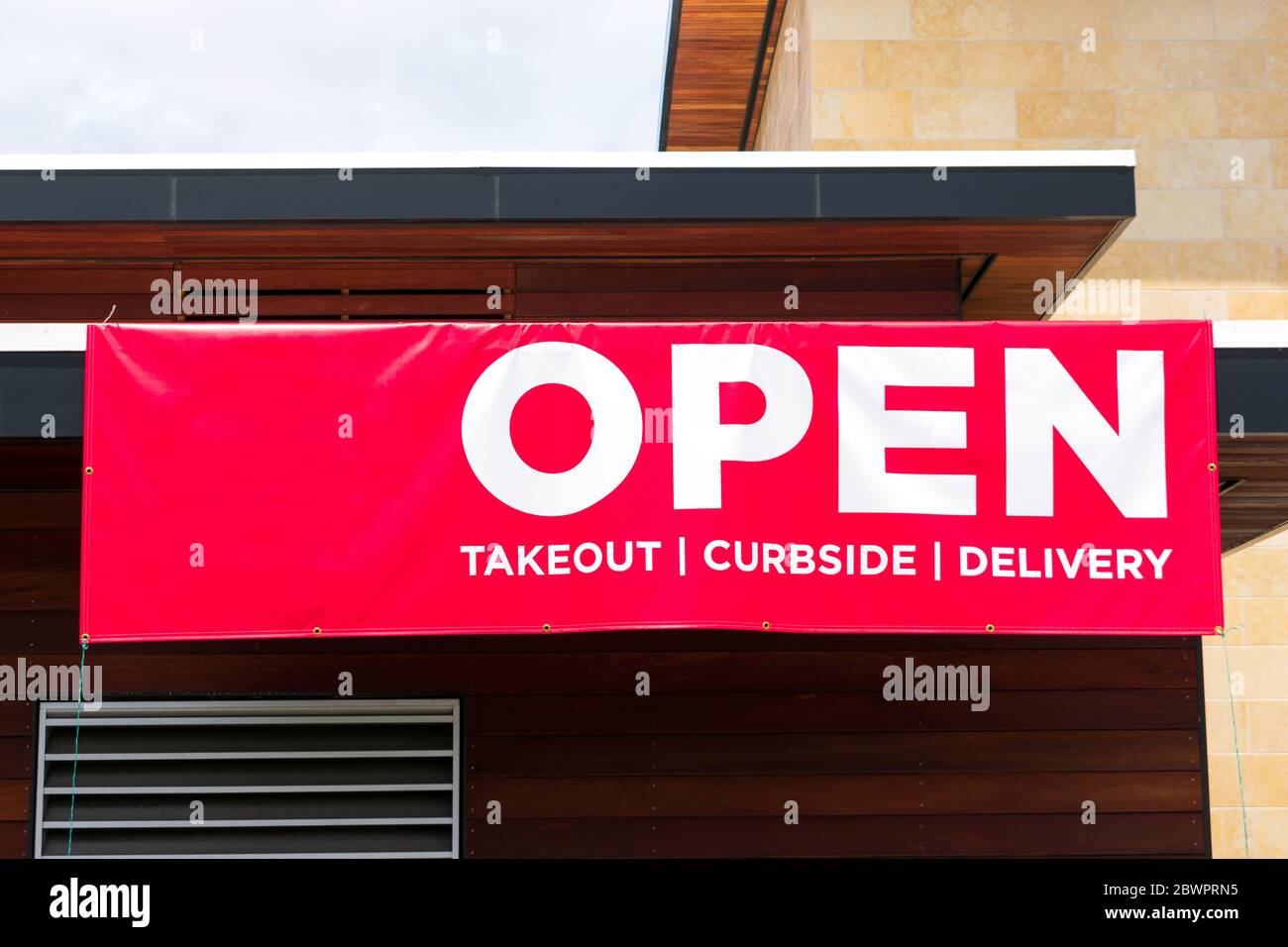 Ouvert pour les sorties à emporter, le trottoir et la livraison de bannière publicitaire extérieure. Banque D'Images Ouvert pour les sorties à emporter, le trottoir et la livraison de bannière publicitaire extérieure. Banque D'Images